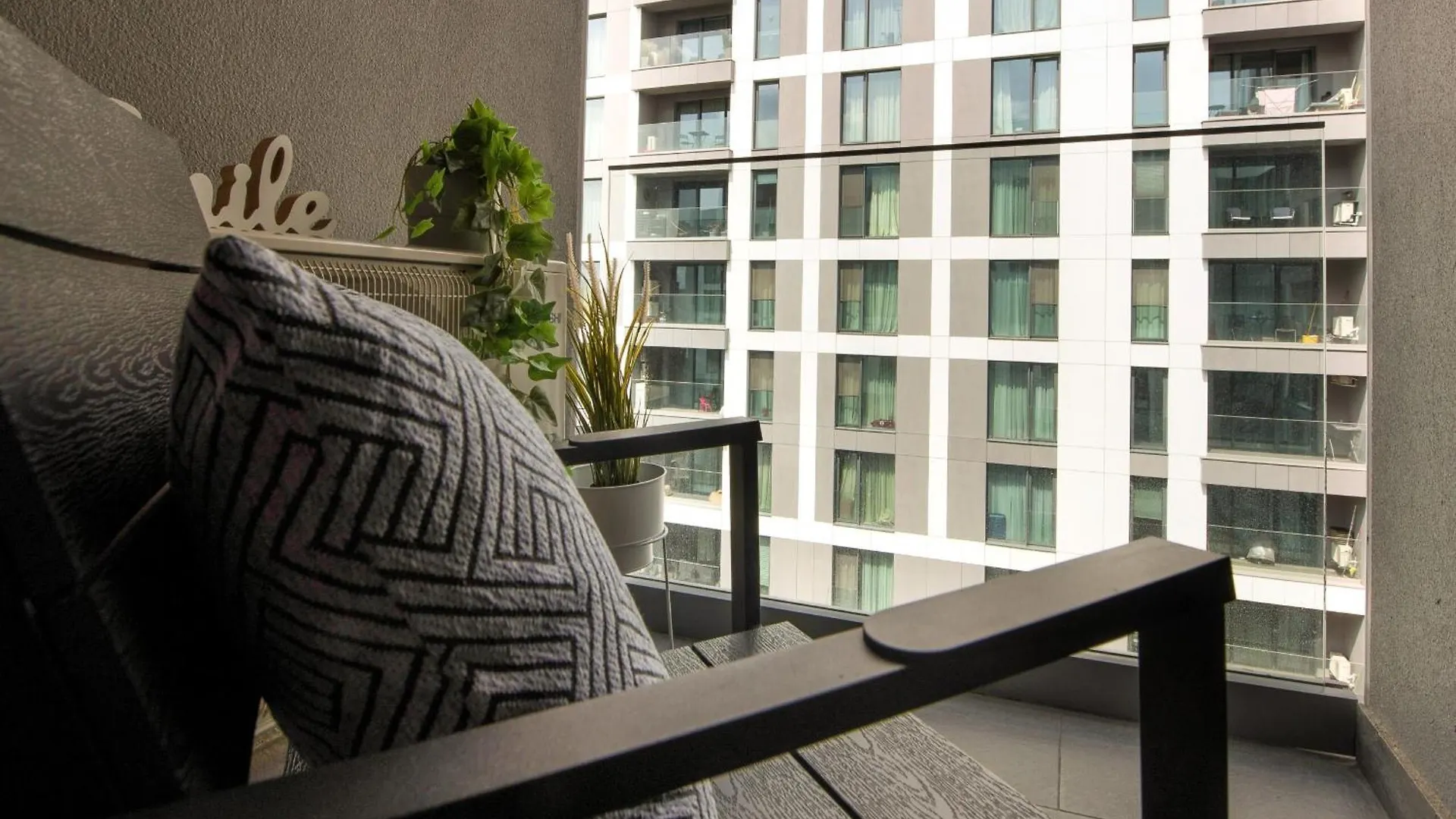 Infinite Horizons - Modern Living In North Business District Apartment Bucureşti